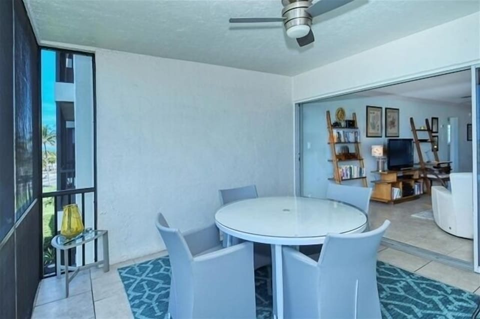 Look Through - Lanai - Living Area