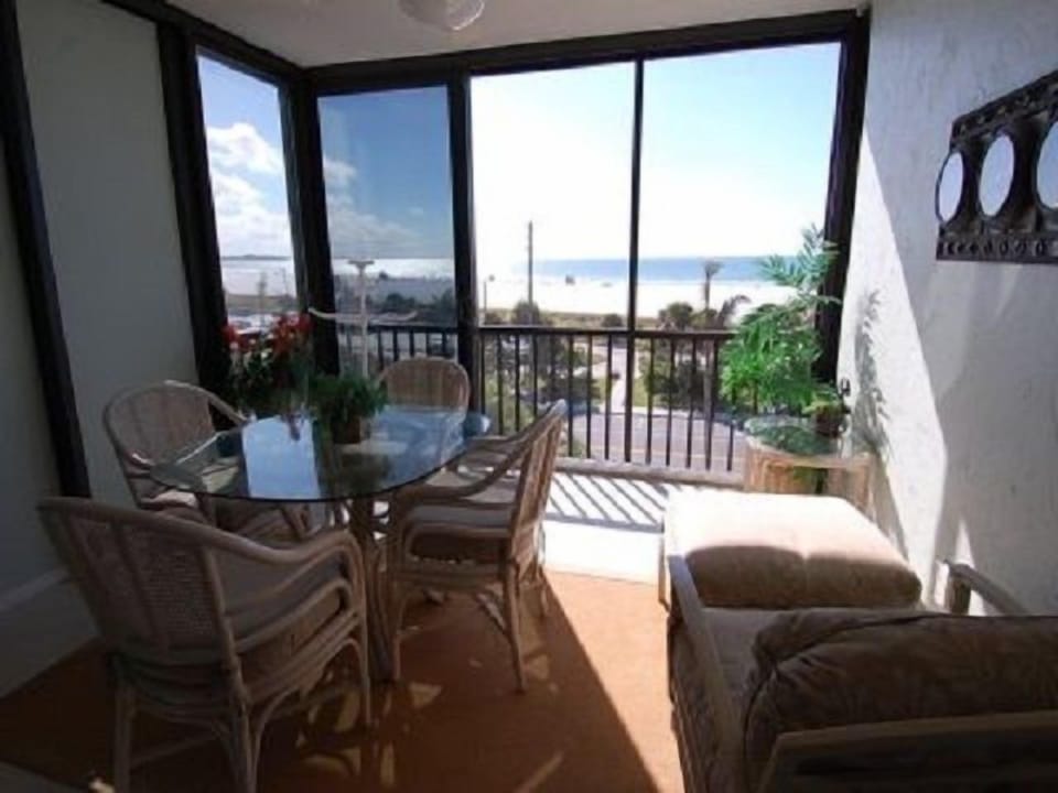 Lanai - Enjoy your morning coffee while you feel the breeze off the Gulf of Mexico.