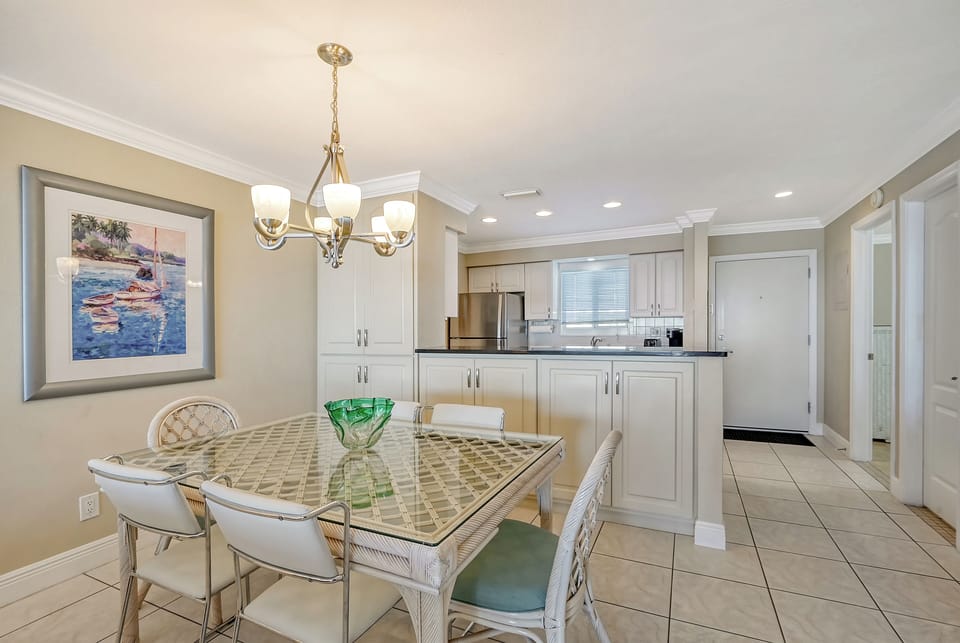 Seating for 6 in the Dining Area