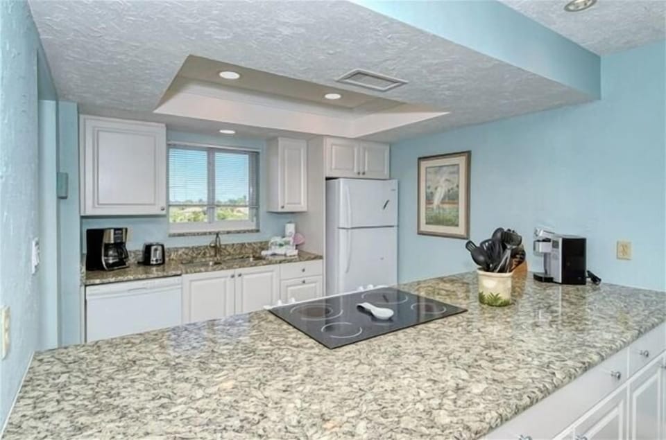 Kitchen - Open concept kitchen with granite countertops.