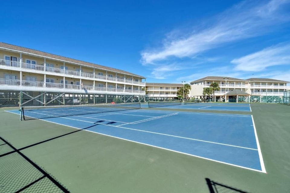 Ample tennis & pickleball courts 