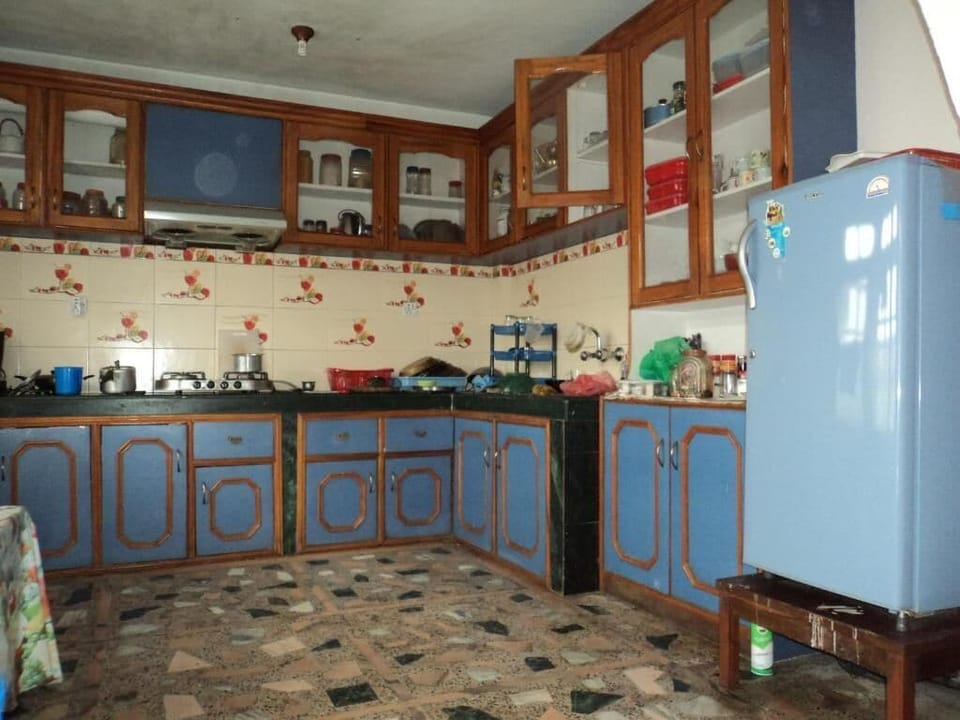 Fridge, cookware/dishes/utensils