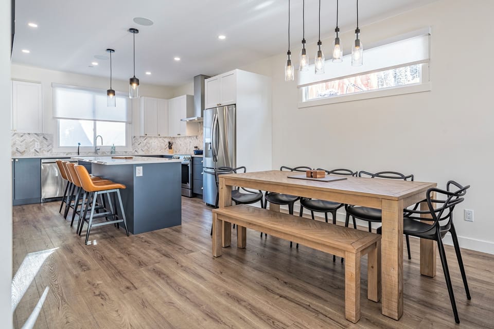 Dining Table & Kitchen
