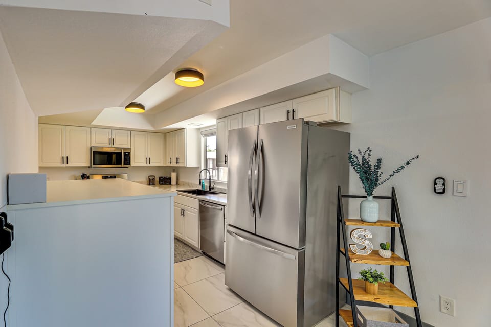 Coffee/tea maker, fridge, microwave, oven