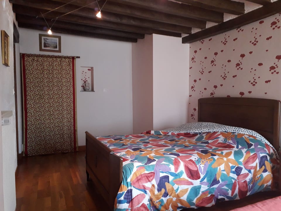 1 bedroom, bed sheets