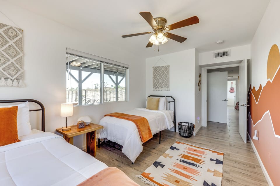6 bedrooms, desk, iron/ironing board, travel crib
