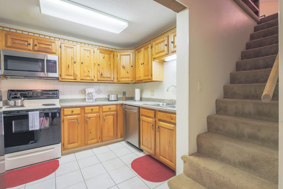 Coffee/tea maker, fridge, microwave, stovetop