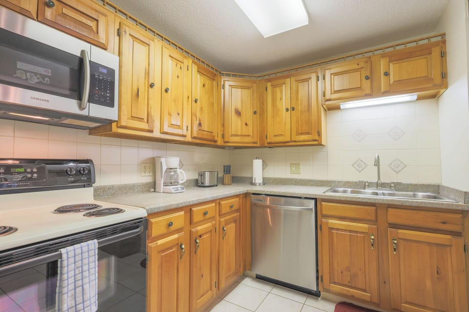 Coffee/tea maker, fridge, microwave, stovetop