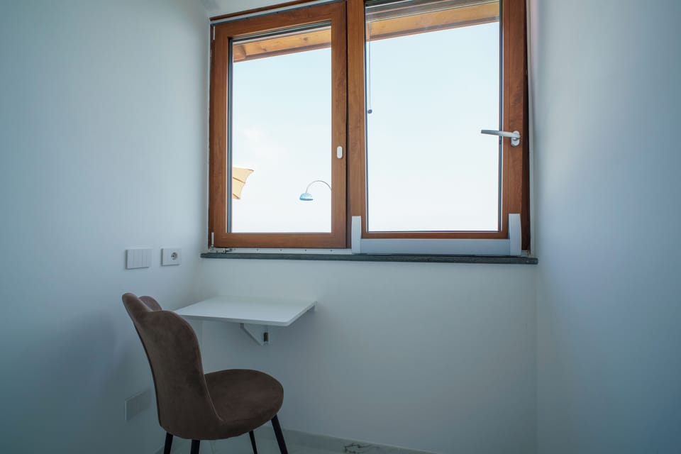 Scrivania con vista mare: lavoro e relax