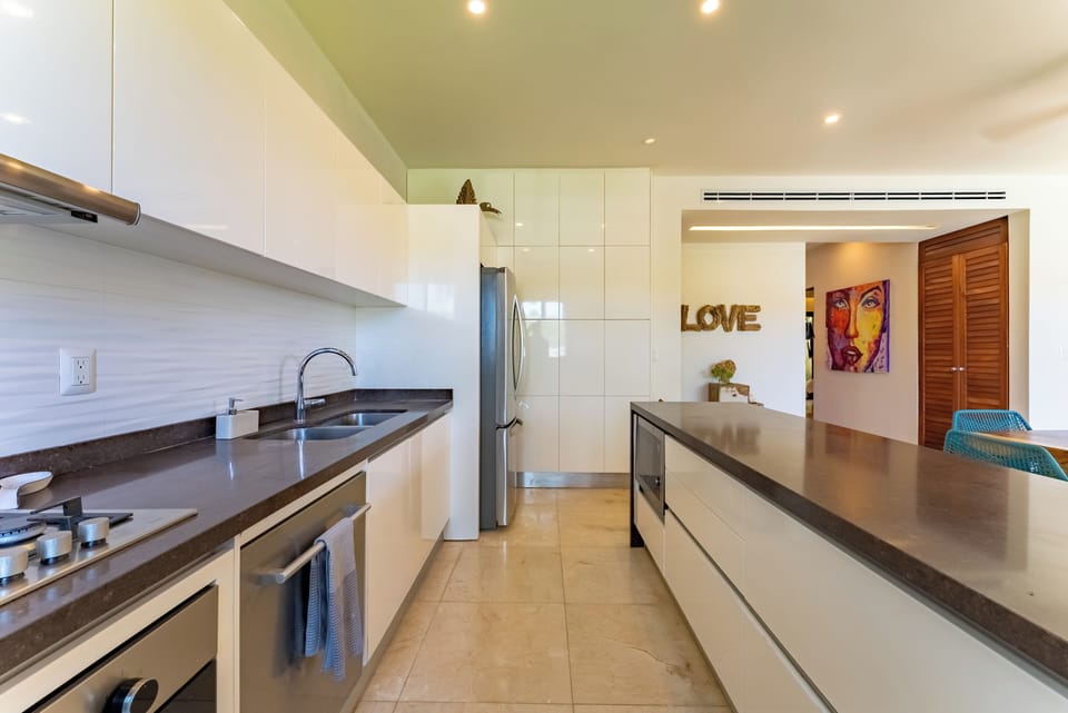 Deluxe Condo, 3 Bedrooms, Microwave, Canal View | Private kitchen | Full-size fridge, microwave, oven, stovetop