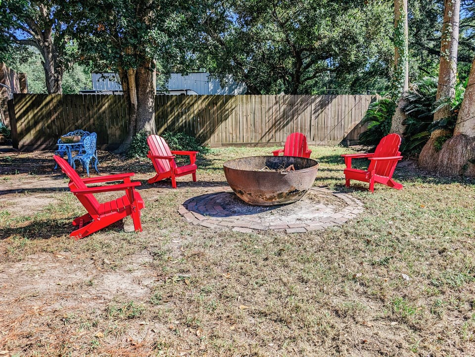 Fire pit perfect for s'mores! 2  adult & 4 kid chairs not photoed 