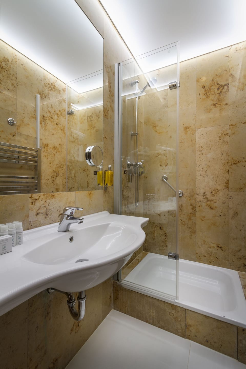 Standard Triple Room | Bathroom | Deep soaking tub, designer toiletries, hair dryer, towels