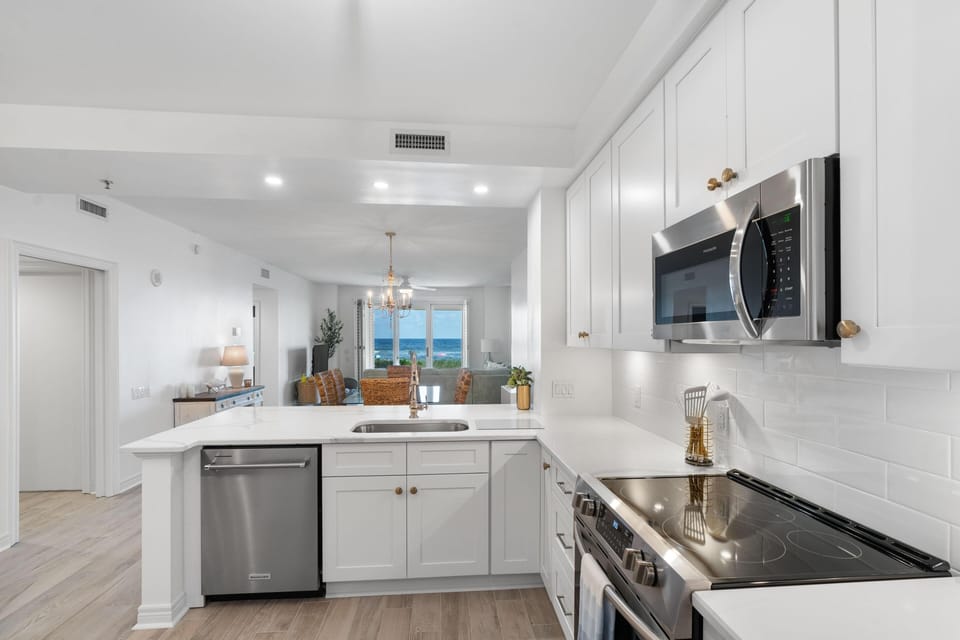 Condo, Multiple Beds (Beach Colony West 1C) | Private kitchen | Oven, toaster, paper towels