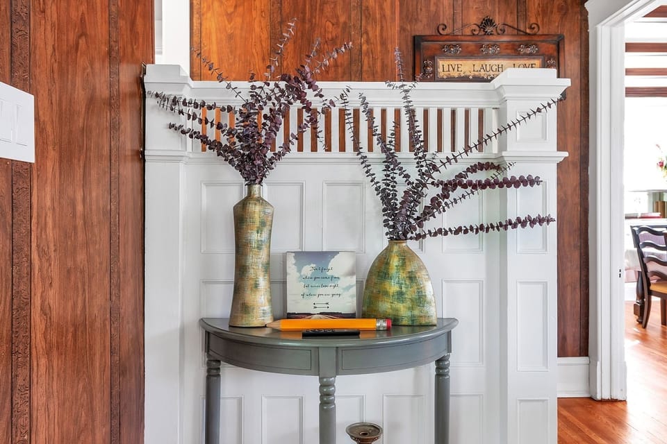 Indoors, Hardwood, Furniture, Architecture, Building