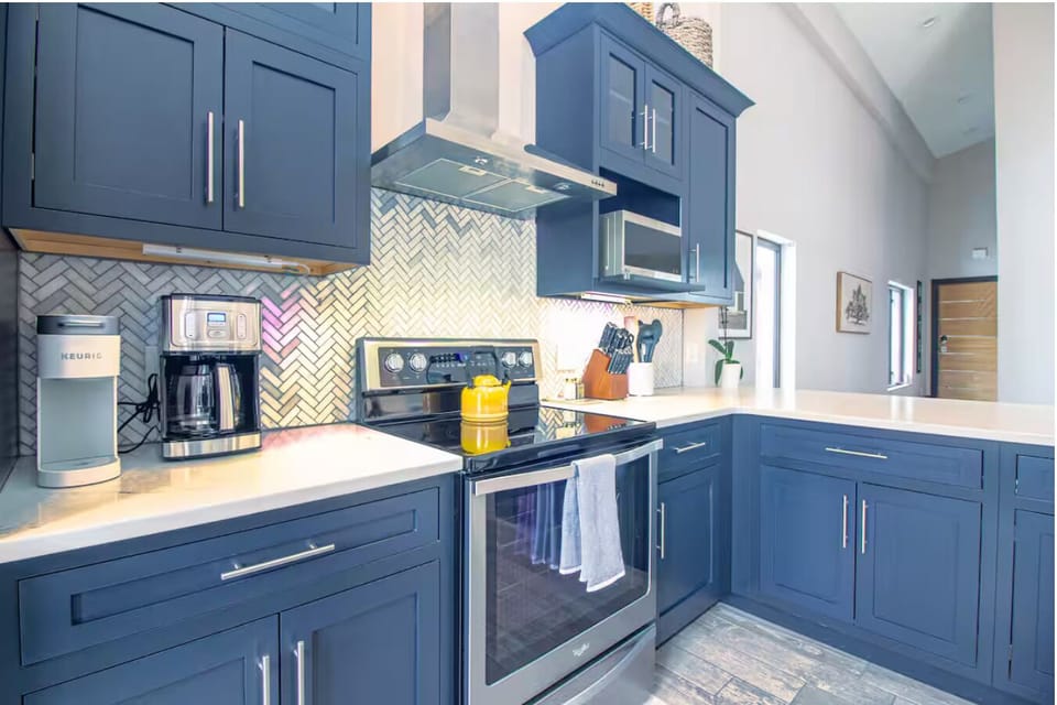 Coffee/tea maker, fridge, microwave, oven