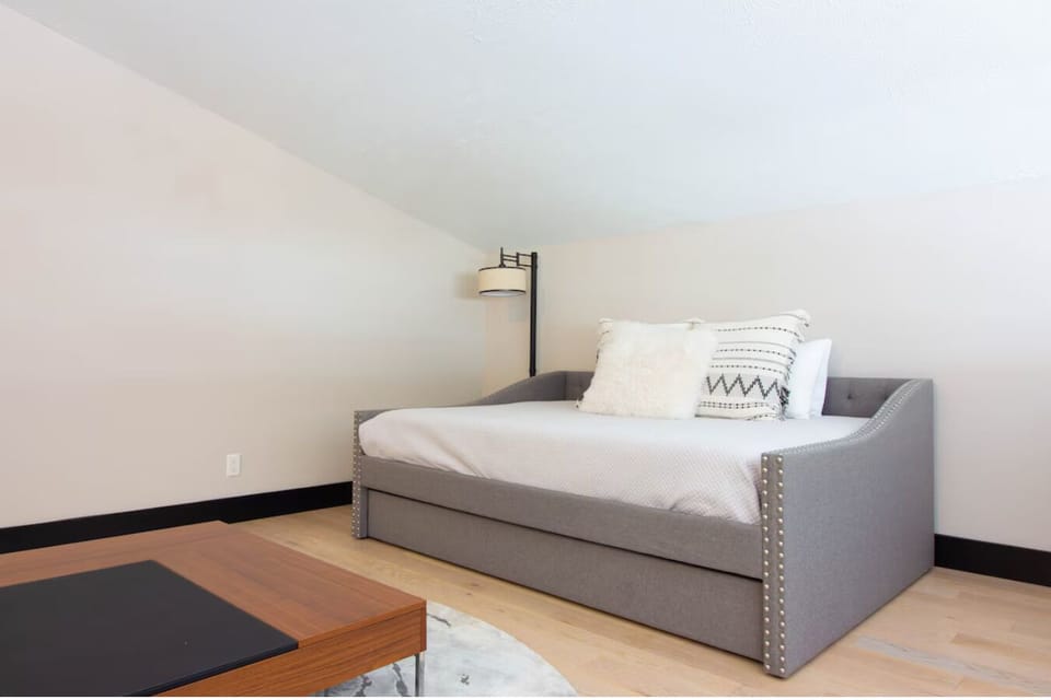 3 bedrooms, desk, iron/ironing board, travel crib