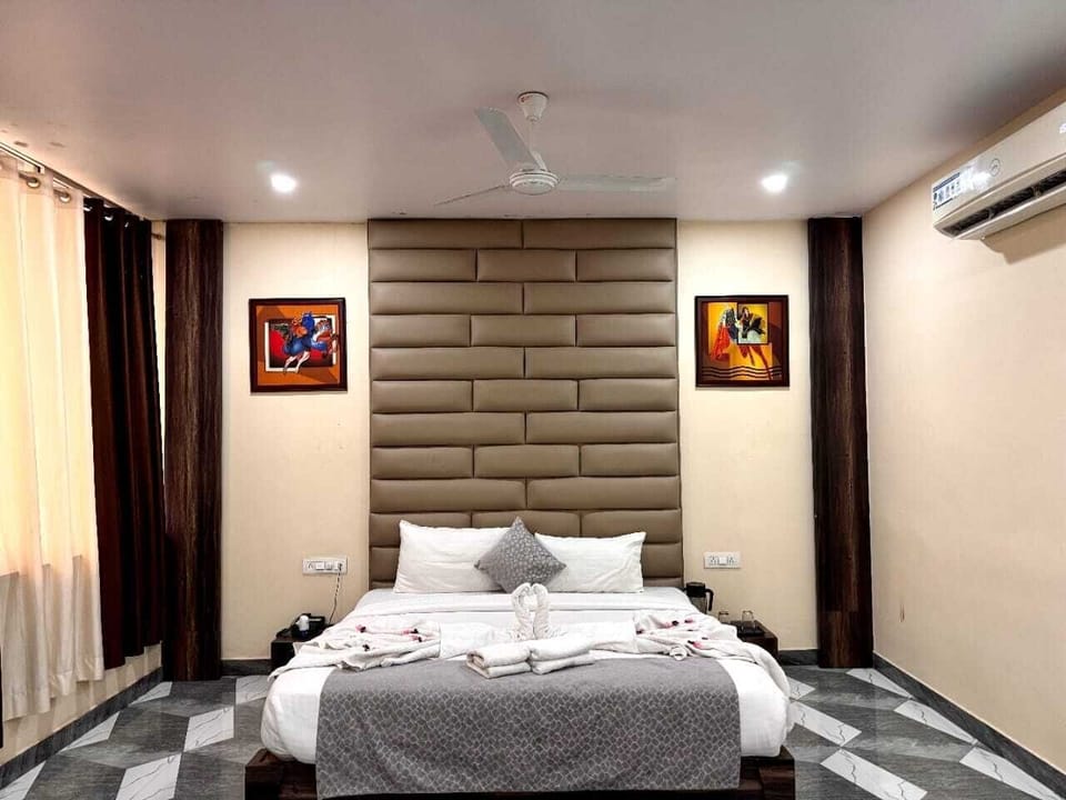 Luxury Room | Desk, laptop workspace, iron/ironing board (on request)
