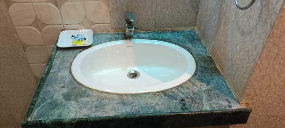 Deluxe Room | Bathroom | Shower, slippers, towels, soap