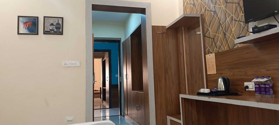 Deluxe Room | Living area | TV