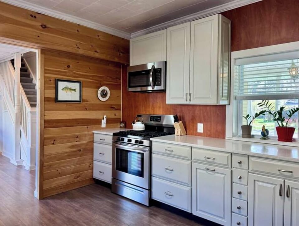 Coffee/tea maker, fridge, microwave, oven