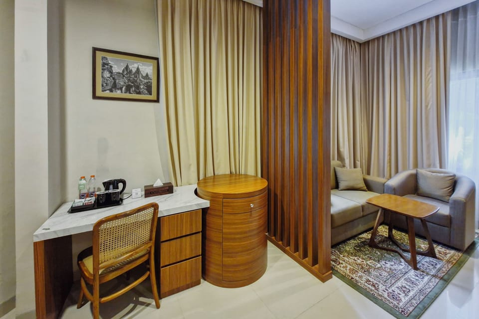 Deluxe Room, 2 Twin Beds, Non Smoking | Living area