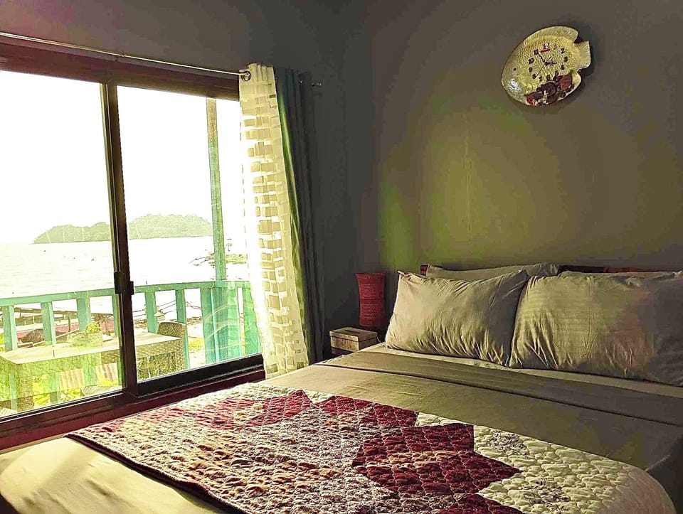 Premium bedding, down comforters, in-room safe, desk