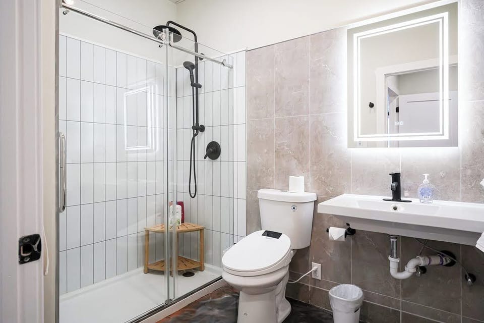 Apartment, 2 Bedrooms, Non Smoking, Kitchenette | Bathroom | Towels, soap, shampoo, toilet paper