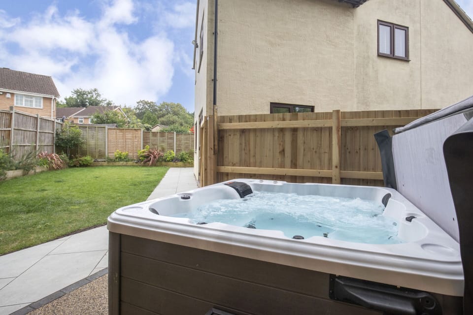 Hot Tub / whirlpool bath (Outdoor)
