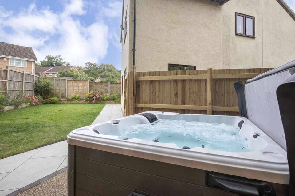 Hot Tub / whirlpool bath (Outdoor)