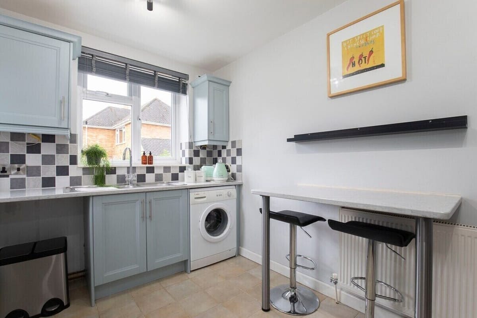 kitchen with breakfast bar