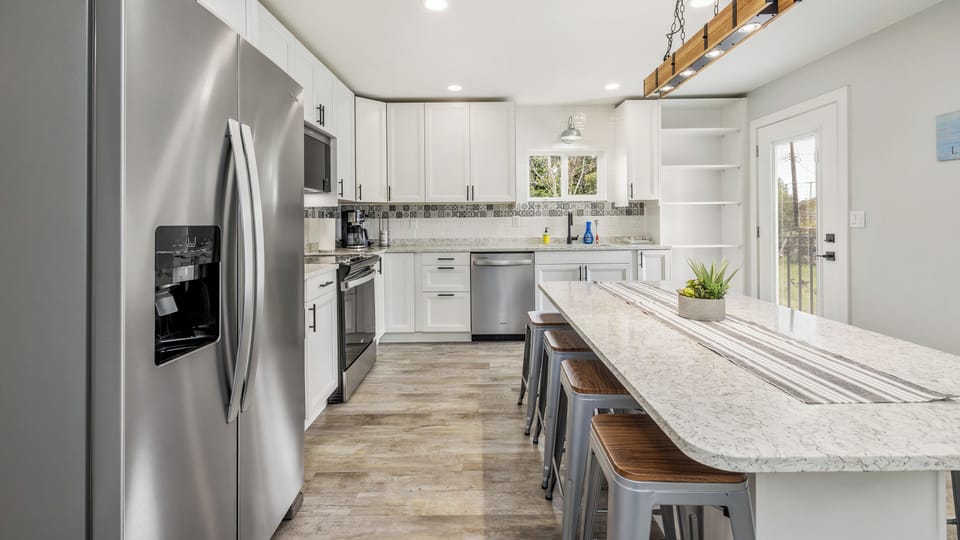 New eat in kitchen with quartz