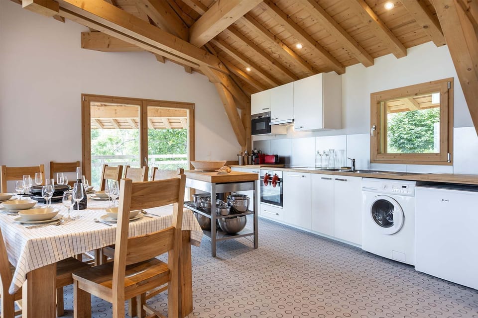 This modern kitchen comes fully equipped with all the essentials, including a dishwasher, washing machine, and ample counter space. Whether you’re cooking a full meal or enjoying a quick snack, this space has everything you need.