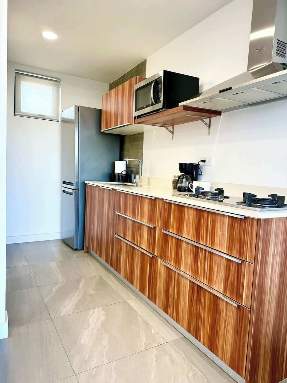 Nuestra cocina esta completamente equipada para la renta vacacional, encontraras el servicio de café de cortesía, los utensilios básicos para cocinar, electrodomésticos nuevos funcionales de calidad y los desechables necesarios para tu estancia.