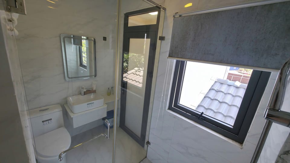 Executive Twin Room | Bathroom | Shower, free toiletries, hair dryer, slippers