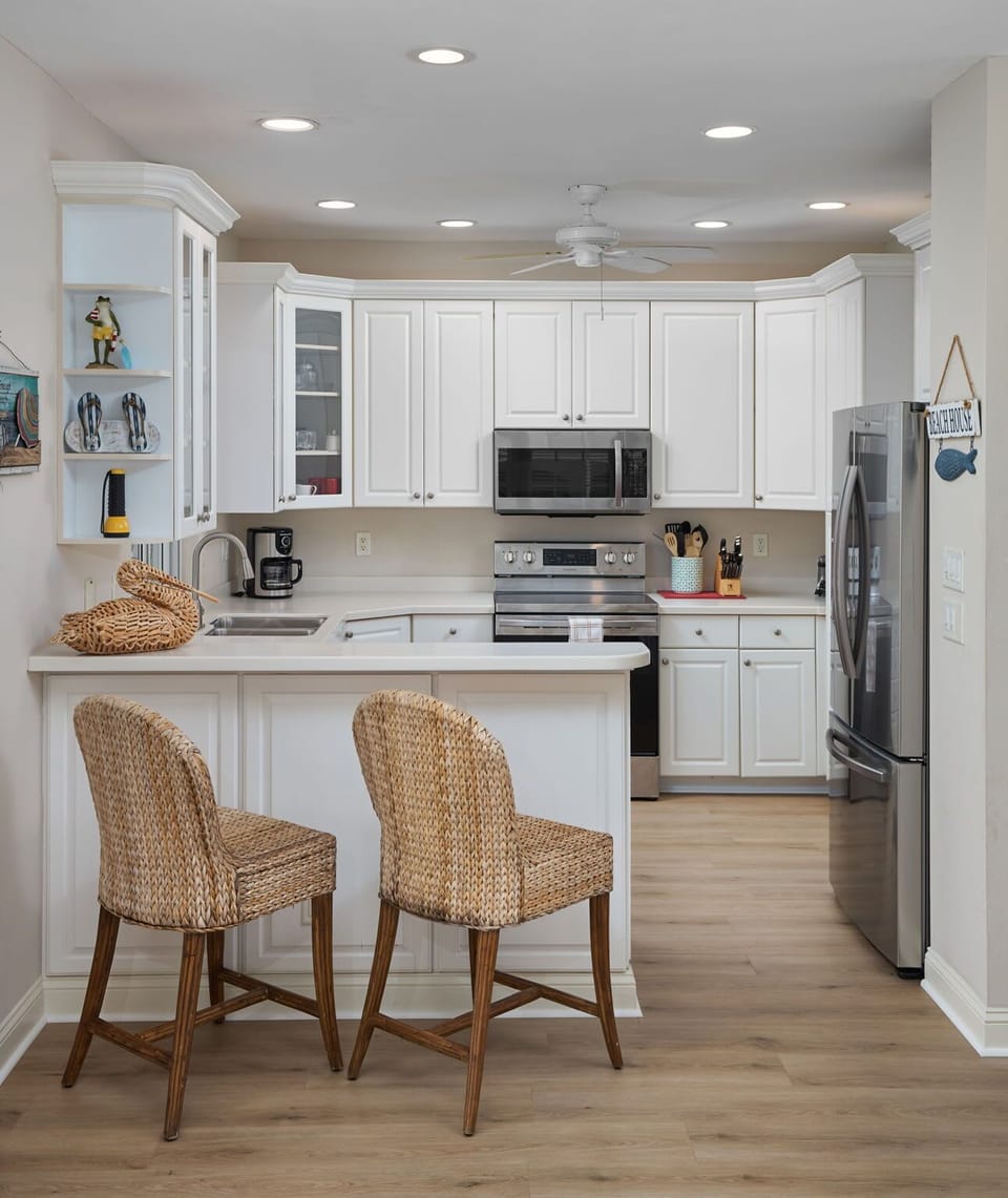Kitchen with breakfast bar