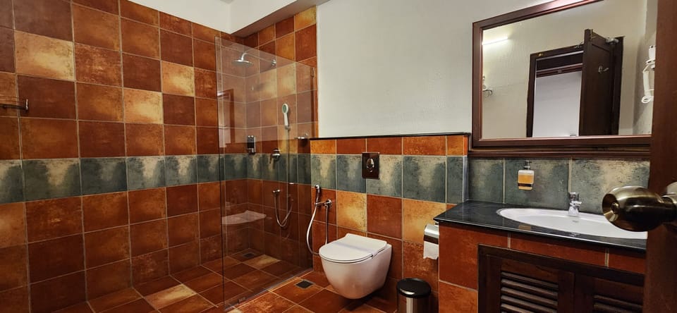 Superior Double or Twin Room, Patio, Courtyard View | Bathroom | Shower, towels, soap, shampoo