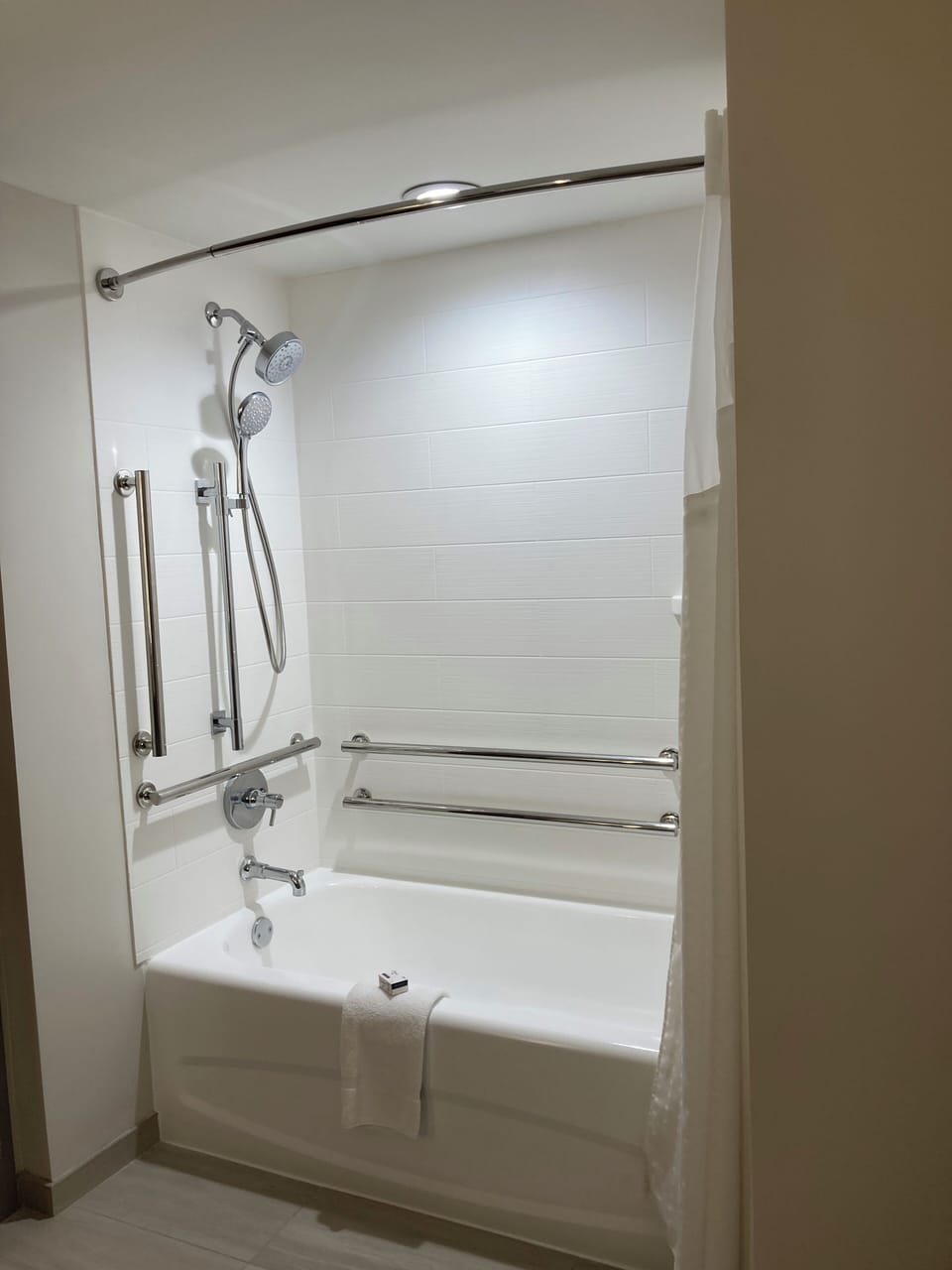 Combined shower/tub, free toiletries, hair dryer, towels