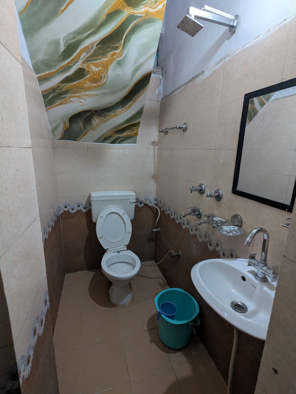 Deluxe Quadruple Room | Bathroom | Shower, towels, soap, shampoo