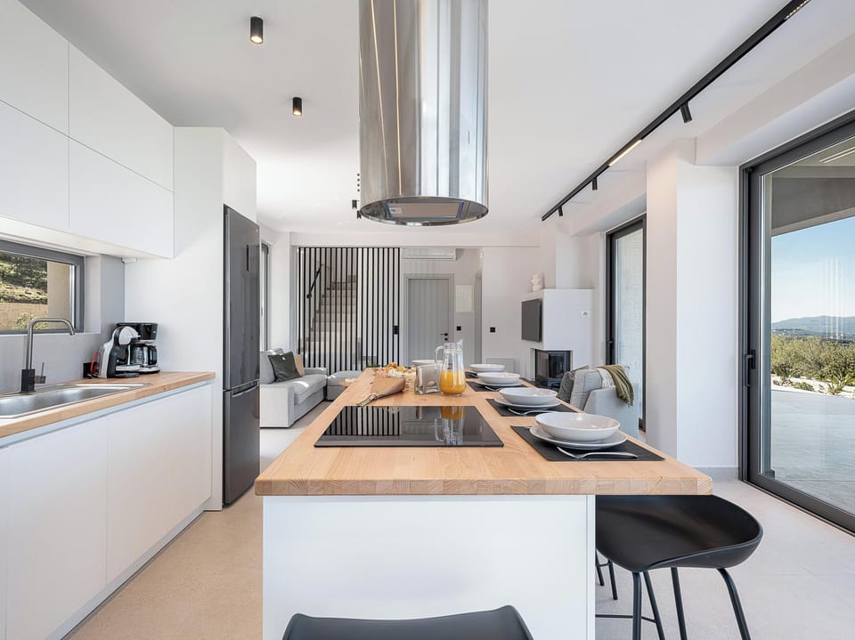 Villa | Private kitchen | Full-size fridge, microwave, oven, stovetop