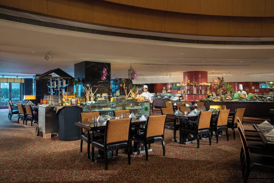 2 restaurants, breakfast served