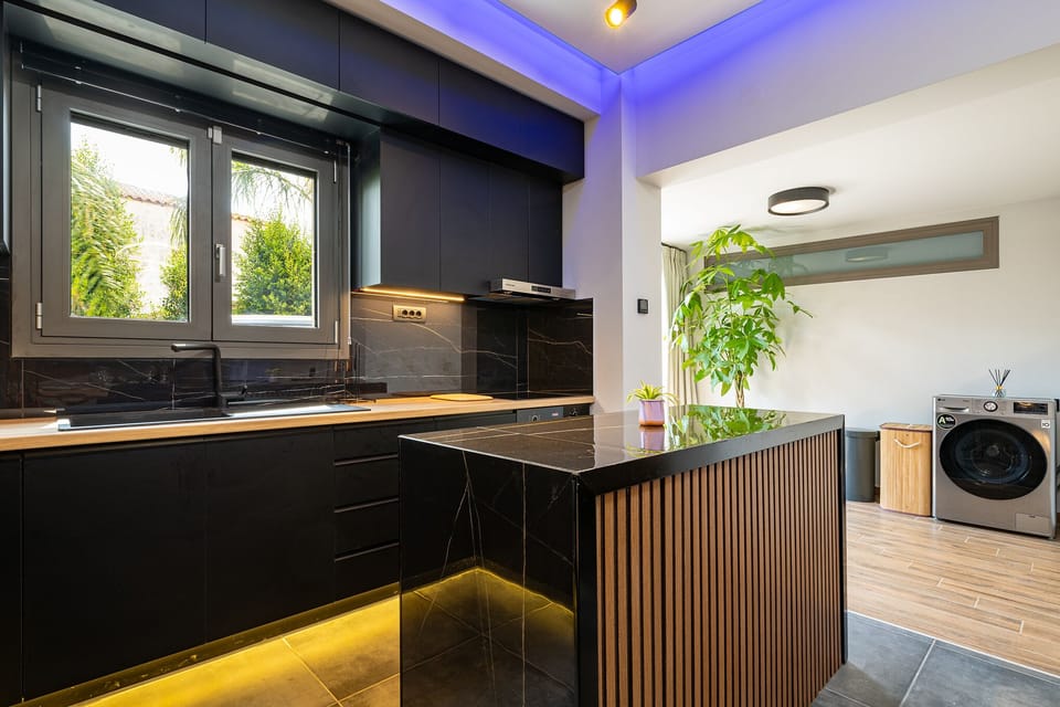Family House, 2 Bedrooms, Kitchen, Ground Floor | Private kitchen | Electric kettle, toaster