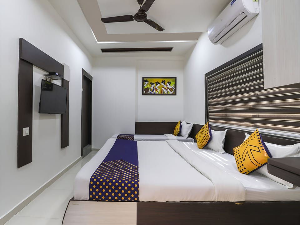 Deluxe Room | Desk, rollaway beds, free WiFi, bed sheets