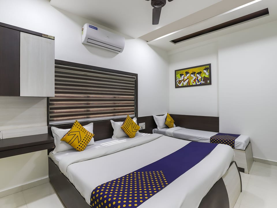 Deluxe Room | Desk, rollaway beds, free WiFi, bed sheets