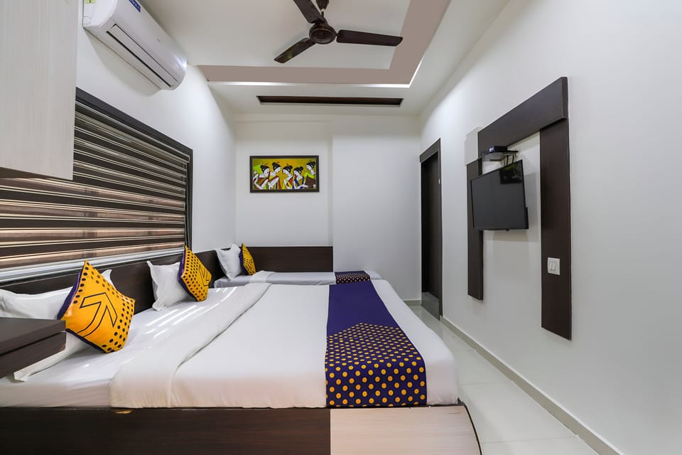 Deluxe Room | Desk, rollaway beds, free WiFi, bed sheets