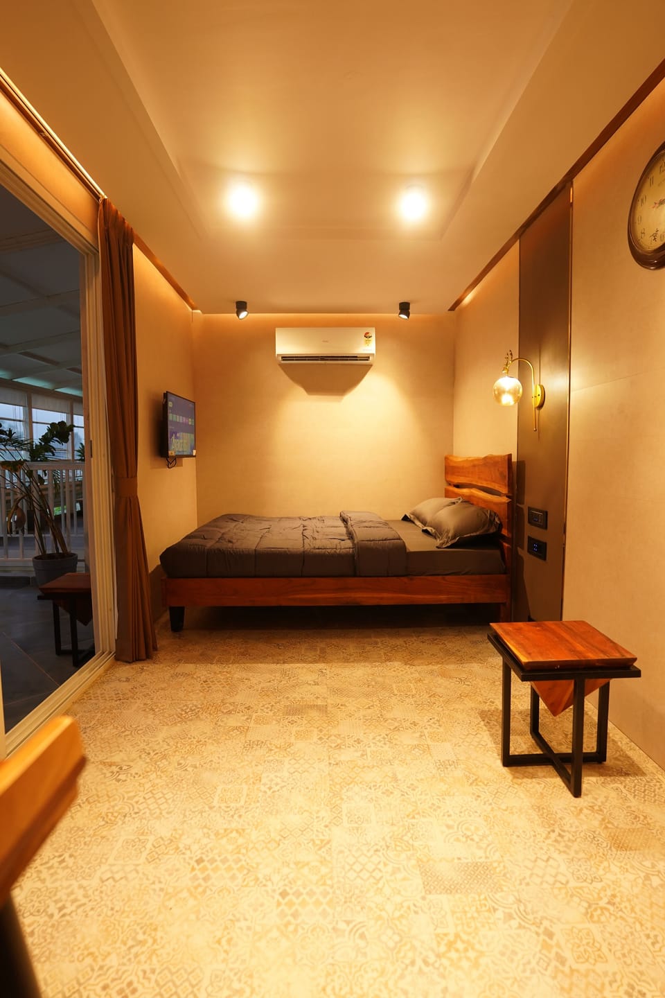 Luxury Room, 1 Queen Bed, Balcony, River View | Desk, laptop workspace, soundproofing, free WiFi