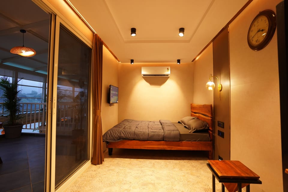 Luxury Room, 1 Queen Bed, Balcony, River View | Desk, laptop workspace, soundproofing, free WiFi