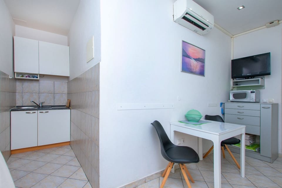 Apartment (A1) | Private kitchen | Fridge, microwave, stovetop, espresso maker