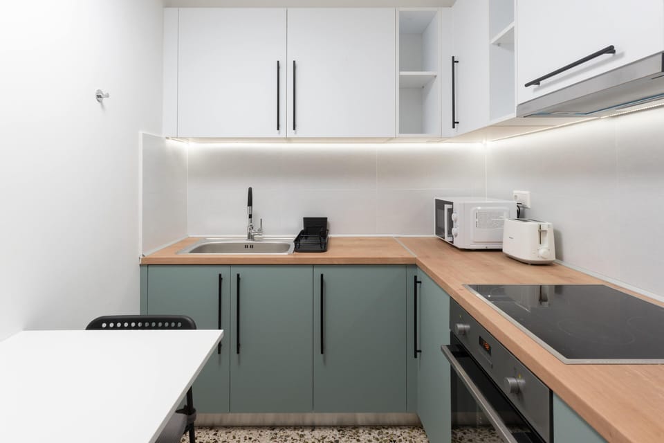 Luxury Apartment, City View | Private kitchen | Electric kettle, toaster