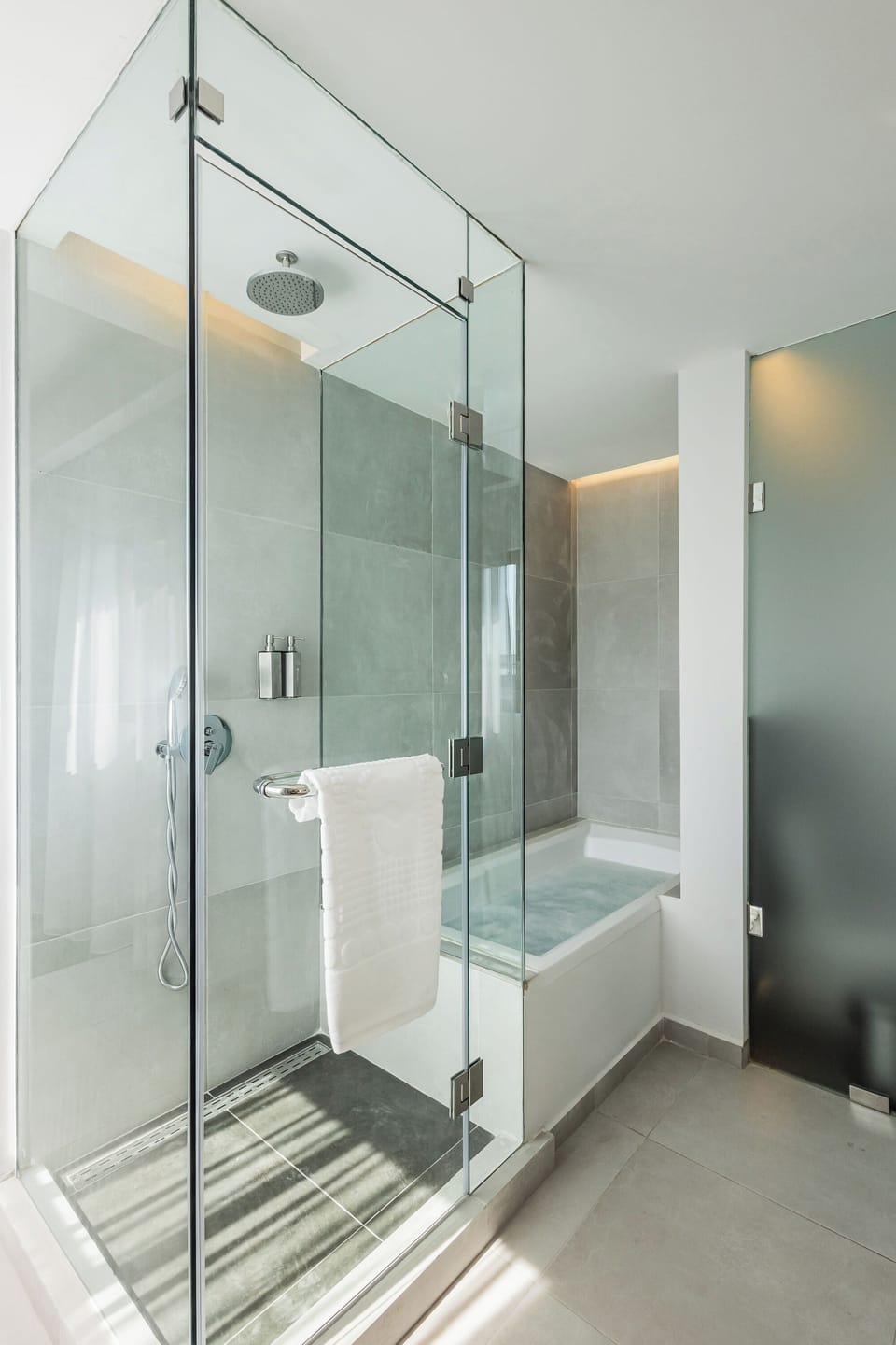 Deluxe Suite | Bathroom | Separate tub and shower, slippers, towels, soap