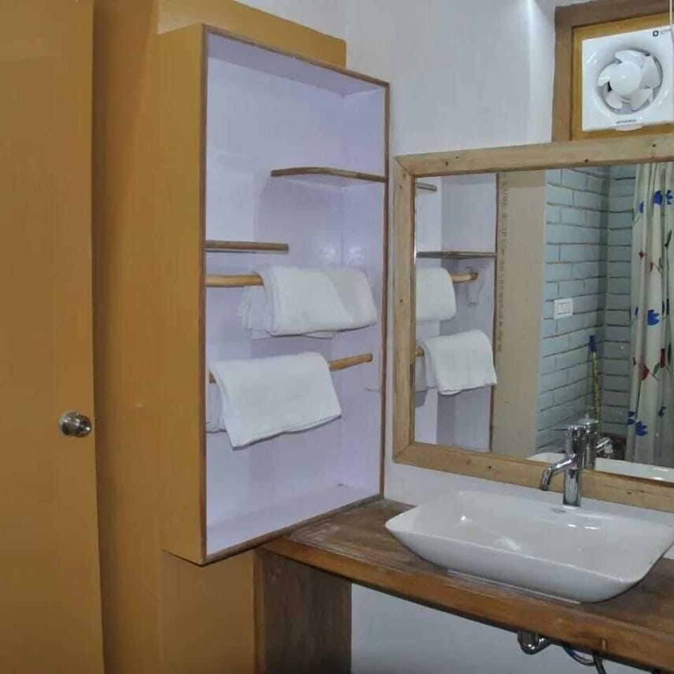 Economy Cottage | Bathroom | Free toiletries, towels, soap, shampoo